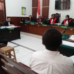Terdakwa saat menjalani sidang di PN Surabaya