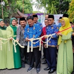 Bupati Nganjuk saat memotong pita sebagai tanda dibukanya Bazar Murah Festival Ramadan Kareem.