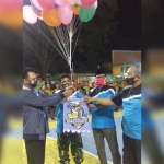 Camat Sarirejo Harsono, didampingi Kapolsek, Danramil, dan Kades Dermolemahbang, Amari melepas balon tanda dimulainya turnamen.