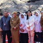 Wali Kota Kediri dan Kepala OJK Kediri, Ismirani Saputri, bersama para pejabat serta pelajar. Foto: Ist

