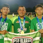 Agraprana Khohar Wijaya dan Richy Nur Cholis foto bersama pelatih Persebaya, usai memenangkan Piala Soeratin U13.