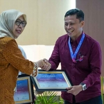 Ketua Asosiasi Dosen Hukum Acara Perdata se-Indonesia, Prof. Dr. Laela Fahria, SH, MH, saat menyerahkan sertifikat pada Kaprodi Ilmu Hukum FH Uniska, sebagai wakil dari penulis artikel terbaik atas nama Dr. Emi Puasa Handayani. Foto: Ist