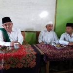 Dr KH Asep Saifuddin Chalim (kiri) dan KH Wasik Hannan (tengah) dan KH Idrus (kanan) saat acara konsolidasi pemenangan calon gubrnur dan wakil gubernur Khofifah Indar Parawansa dan Emil E Dardak di Pondok Pesantren Miftahul Ulum Kraksaan Probolinggo Jawa Timur.  Foto: bangsaonline.com