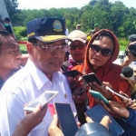 Menteri Perhubungan RI Budi Karya Soemadi saat ikut meresmikan jembatan Wijaya Kusuma Kediri. foto: ARIF K/ BANGSAONLINE