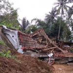 Kondisi rumah Sartin yang hancur dilabrak longsor.