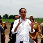 Presiden Jokowi saat memberi keterangan kepada awak media, ketika melakukan peninjauan di lahan tebu Temu Giring PTPN X, Desa Batankrajan, Kecamatan Gedeg, Kabupaten Mojokerto.