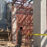 Pembangunan gedung lima lantai di Jalan Basuki Rahmat Kabupaten Tuban yang dihentikan Satpol PP. (foto: ist).