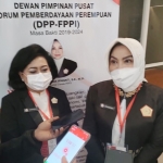 Dr. Marlinda Irwanti (kanan), Ketua Umum DPP FPPI didampingI Sekjen DPP FPPI, Dyah Eko saat memberi keterangan kepada wartawan. foto: DIDI ROSADI/BANGSAONLINE