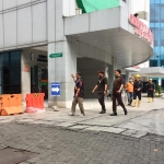 Petugas saat melakukan olah TKP kebakaran di gedung PPJT RSUD Dr. Soetomo.