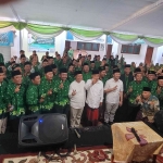 Prof Dr KH Asep Saifuddin Chalim, MA, Emil Elestiando Dardak dan Muhammad Ghofirin foto bersama Pengurus Pergunu Jatim di Pondok Pesantren Amanatul Ummah Surabaya, Rabu (13/11/2024). Foto: mma/bangsaonline