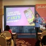 Co-CMO Lazada Group, Florian Holm saat menyampaikan presentasi kepada awak media di Surabaya.