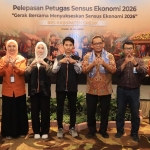 Sekdakab Gresik, Achmad Washil Miftahul Rachman (tiga dari kanan), saat pelepasan petugas Sensus Ekonomi 2026. Foto: Ist.
