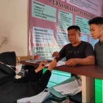 Petugas Dispendukcapil Kabupaten Kediri saat melayani administrasi kependudukan melalui program Sahaja Putih Abu-Abu. Foto: Ist