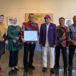 Perwakilan dari Jember saat menerima penghargaan tingkat nasional dalam The 1st Indonesia Tourism Marketing Week 2025 yang berlangsung di Maya Sanur Resort, Bali.