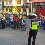 Jajaran Satlantas Polres Pasuruan saat melaksanakan Ops. Patuh Semeru 2017 di halaman Mapolres setempat. foto: ANDY F/ BANGSAONLINE
