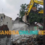 Penertiban bangunan yang berdiri di atas tanah PT KAI. Foto: BANGSAONLINE