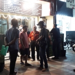 Tim Gabungan Kejari Gresik, Kejati Jatim, dan Kejagung saat menangkap buron terpidana pengelapan aset Bank BCA, Amir Djoewito di Restoran New Panorama, Surabaya. foto: ist.