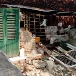 Tampak rumah Suyatin yang ambruk usai disapu angin dan hujan deras yang melanda wilayah Kelurahan Tawangrejo, Kecamatan Kartoharjo Kota Madiun. foto: BANGSAONLINE