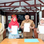 Wali Kota Pasuruan, Saifullah Yusuf, dengan Direktur Eksekutif Yayasan Indonesia Ramah Lansia, Dwi Endah, saat menunjukkan nota kesepahaman dan perjanjian kerja sama yang telah ditandatangani.