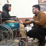 Bupati Kediri, Hanindhito Himawan Pramana, saat berdialog dengan salah satu penyandang disabilitas. Foto: Ist