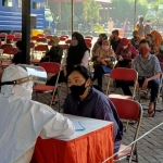 Suasana rapid test massal yang dipusatkan di halaman Kantor Kecamatan Tandes.