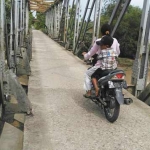 Jembatan Gantung milik PT KAI yang kini menjadi akses satu-satunya menuju perkotaan. foto: ahmad/ BANGSAONLINE