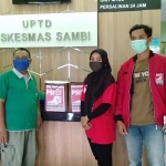 Ketua DPD PSI Kabupaten Kediri Dewinta Putri Hapsari, saat menyerahkan bantuan APD ke Puskesmas Sambi. (foto: ist.)