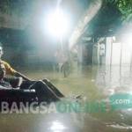 BERULANG KALI: Banjir luapan sungai Gunting di Jombang. foto: rony suhartomo/ BANGSAONLINE
