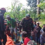 Petugas gabungan bersama warga saat mengevakuasi korban meninggal dunia saat mencari rumput di hutan produksi milik Perhutani di Blok Bungkus, Minggu (26/11/2023).
