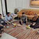 Anggota DPD RI Dapil Jawa Timur, Lia Istifhama atau yang akrab disapa Ning Lia, saat berdiskusi dengan Dirintelkam Polda Jatim, Kombes Pol Nanang Juni Mawanto.