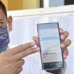 Wali Kota Kediri, Mas Abu saat menunjukkan website cekbansos.kedirikota.go.id. (foto: dok).