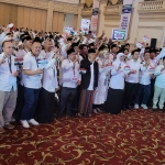 Prof Dr KH Asep Saifuddin Chalim, MA, dan Khofifah Indar Parawansa serta Emil Elestianto Dardak foto bersama dengan para kiai dan tim pemenangan Khofifah-Emil dari 38 kota dan kabupaten se-Jawa Timur di Empire Palace Surabaya, Sabtu (5/10/2024). Foto: MMA/bangsaonline