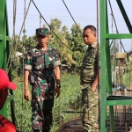 Dandim 0809/Kediri, Letkol Inf. Ragil Jaka Utama (kanan), saat meninjau pembangunan jembatan gantung. Foto: Ist