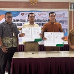 Kepala BPJS Kesehatan Cabang Bojonegoro, dr Wahyu Giyanto menunjukkan PKS bersama Direktur RS Medika Mulia Tuban, dr. Hartono didampingi Plt Kepala Dinkes Kabupaten Tuban, drg Roikan mengenai donasi kepesertaan baru kepada warga yang tidak mampu di sekitar rumah sakit.