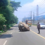 Batu besar yang jatuh ke jalan raya di Probolinggo.