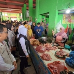 Khofifah Indar Parawansa turun langsung memantau harga bahan pokok di Pasar Kota Baru Bojonegoro atau Pasar Banjarejo, Kecamatan Bojonegoro, Senin (25/5/2026).