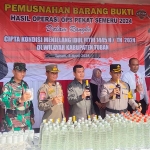 Kapolres Tuban AKBP Suryono bersama kasatreskoba dan Kasatpol PP Tuban saat menunjukkan puluhan ribu BB pil koplo dan miras.
