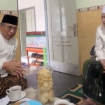 Tangkapan layar pertemuan antara KH. Yahya Cholil Staquf ke Pengasuh Ponpes Lirboyo Kediri, KH. M. Anwar Mansyur. Foto: TikTok.com/@themuktamar