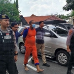 Pelaku saat digiring ke Mapolres Jombang.