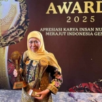 Gubernur Jawa Timur, Khofifah Indar Parawansa, ketika menunjukkan penghargaan yang diraih.