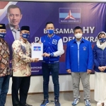 RESMI: Bambang Haryo Soekartono (BHS) dan M Taufiqulbar menerima rekomendasi dari Partai Demokrat di Jakarta, Selasa (1/9). foto: istimewa