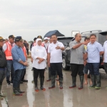 Gubernur Jatim, Khofifah Indar Parawansa saat meninjau banjir di Kabupaten Ngawi. foto: ist