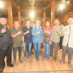 Indah Kurnia bersama dengan konstituen di sela Edukasi tentang Pinjol, Sabtu (30/3/2024) malam