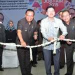 Penjabat Bupati Gresik, Akmal Boedianto ketika membuka job fair II. foto: syuhud/BANGSAONLINE