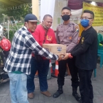 Komunitas supporter yang terdiri dari Delta Mania dan Bonek Mania Sidoarjo juga menyerahkan bantuan makanan ke Posko Kampung Tangguh Semeru.