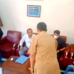 Para karyawan SPBU Ketapang hanya ditemui sekwan saat mendatangi Kantor DPRD Kota Probolinggo.