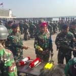 Dankodiklatal, Letjen TNI Marinir Suhartono, saat meninjau apel pasukan Latihan Armada Jaya XLI TA 2023 di Dermaga Madura Koarmada II Ujung.