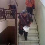BERGEGAS - Plt Kepala KKP Nganjuk, Istanto Winoto saat keluar dari ruang pemeriksaan Pidsus Kejari Nganjuk, kemarin. foto: Soewandito/BangsaOnline.com