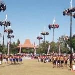 Suasana lomba panjat pinang di Alun-alun Pacitan.