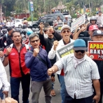 Aksi massa saat demo di depan Pendapa Wahyawibawagraha menuntut Faida mundur dari jabatan Bupati Jember.